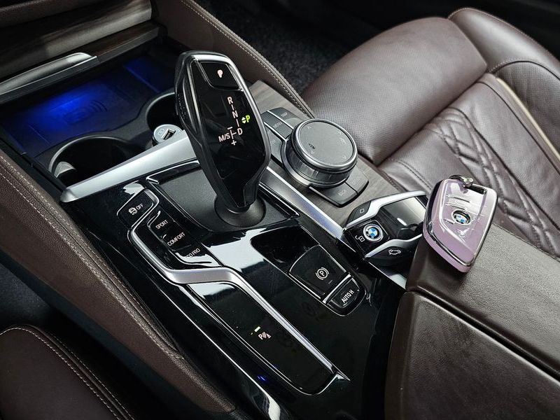 2021 BMW 5 Series 523d Luxury photo 9
