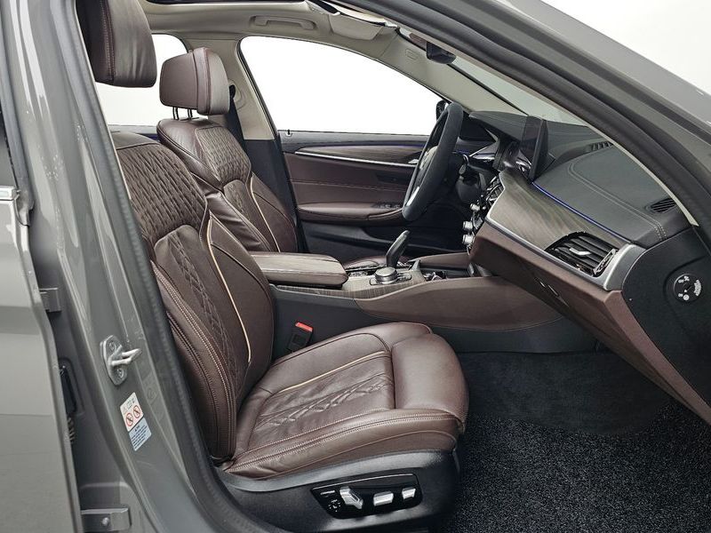 2021 BMW 5 Series 523d Luxury photo 11