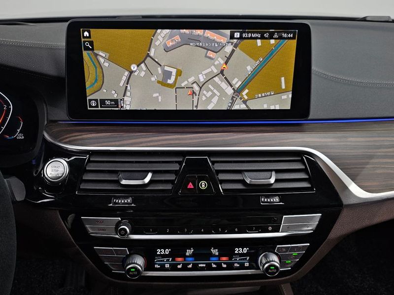 2021 BMW 5 Series 523d Luxury photo 14