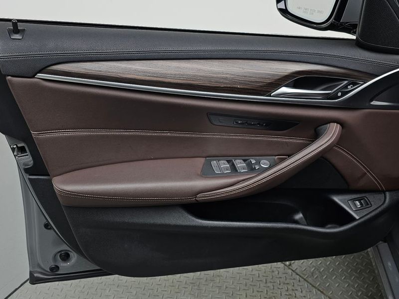 2021 BMW 5 Series 523d Luxury photo 24