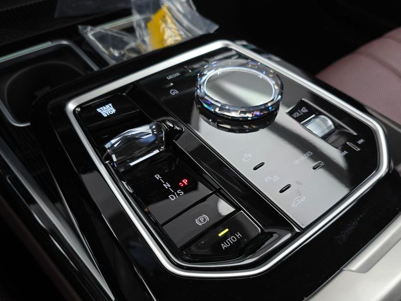 2025 BMW 7 Series 740i xDrive M Sport photo 9