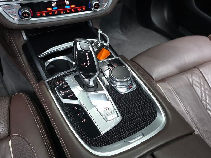 2017 BMW 7 Series 740Li xDrive M Sport Package photo 9