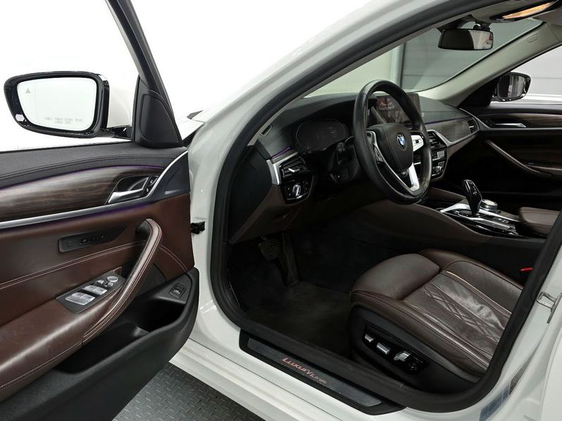 2020 BMW 5 Series 530i xDrive Luxury Plus photo 10
