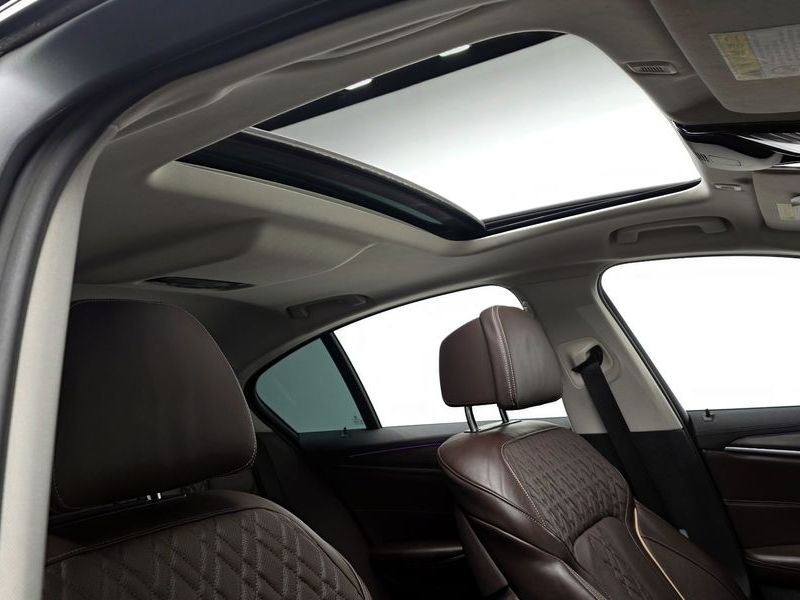 2020 BMW 5 Series 530i xDrive Luxury Plus photo 17