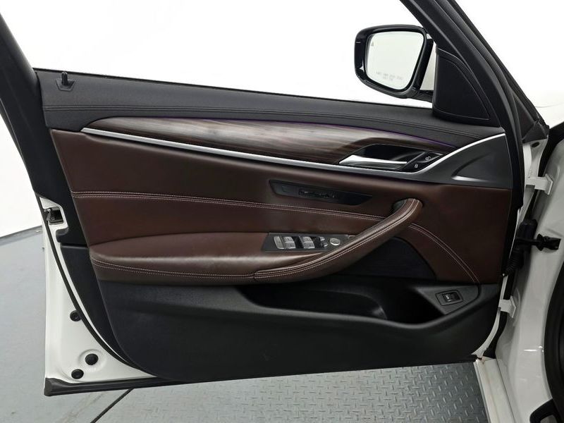 2020 BMW 5 Series 530i xDrive Luxury Plus photo 24