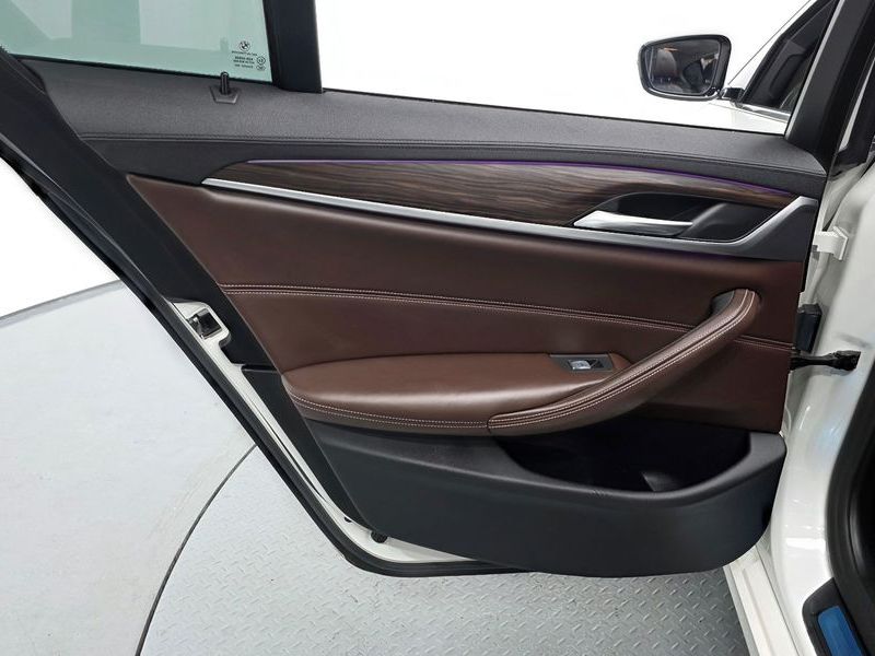 2020 BMW 5 Series 530i xDrive Luxury Plus photo 25