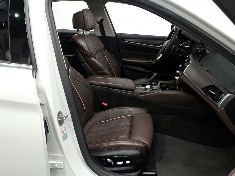 2020 BMW 5 Series 530i xDrive Luxury Plus photo 26