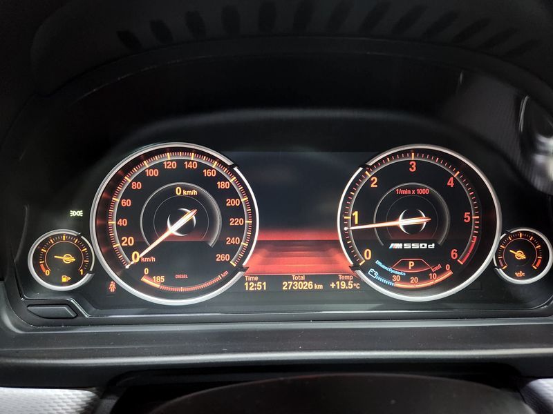 2013 BMW 5 Series 520d M Sport photo 11
