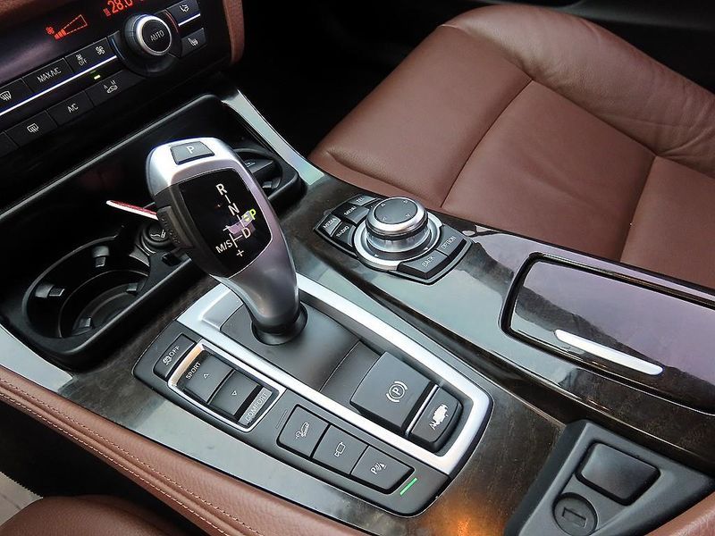 2013 BMW 5 Series 528i xDrive photo 11
