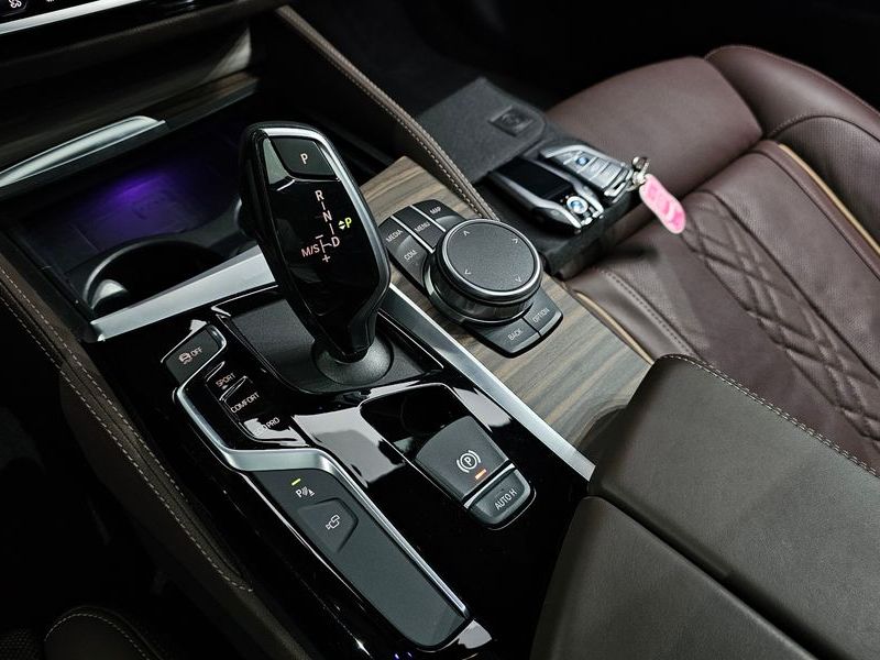 2019 BMW 5 Series 520d M Sport Package Plus photo 9