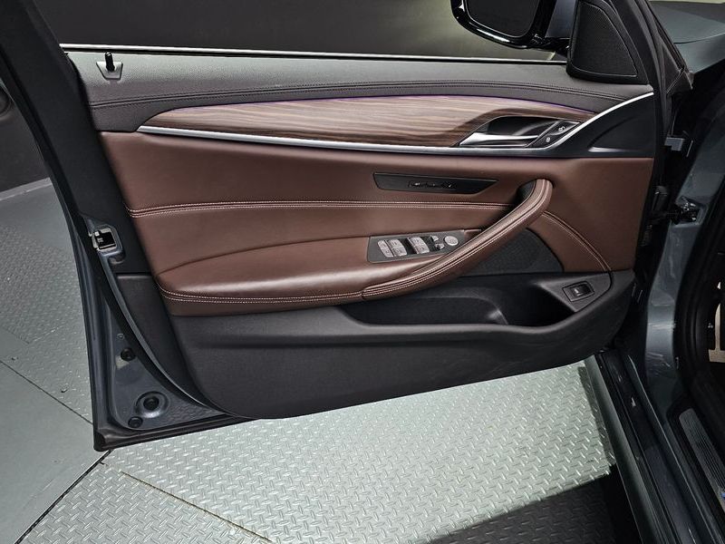 2019 BMW 5 Series 520d M Sport Package Plus photo 23
