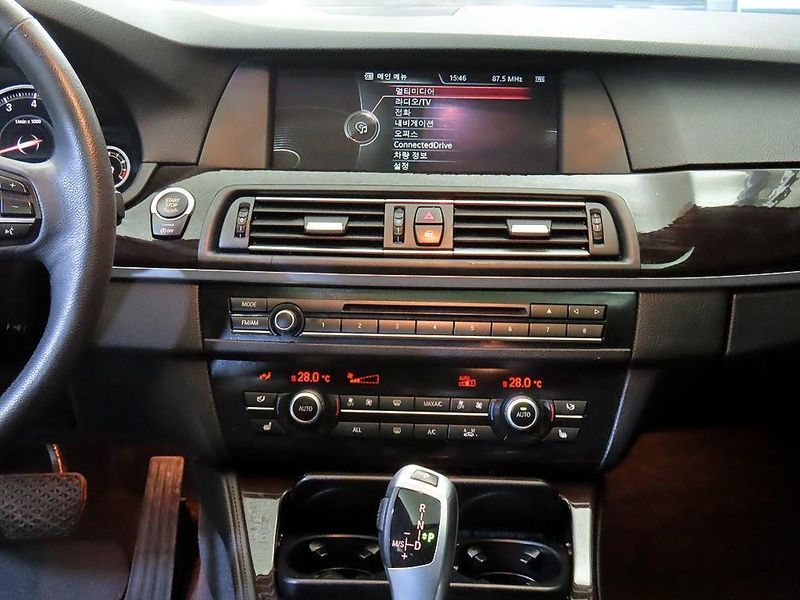 2013 BMW 5 Series 528i xDrive photo 11