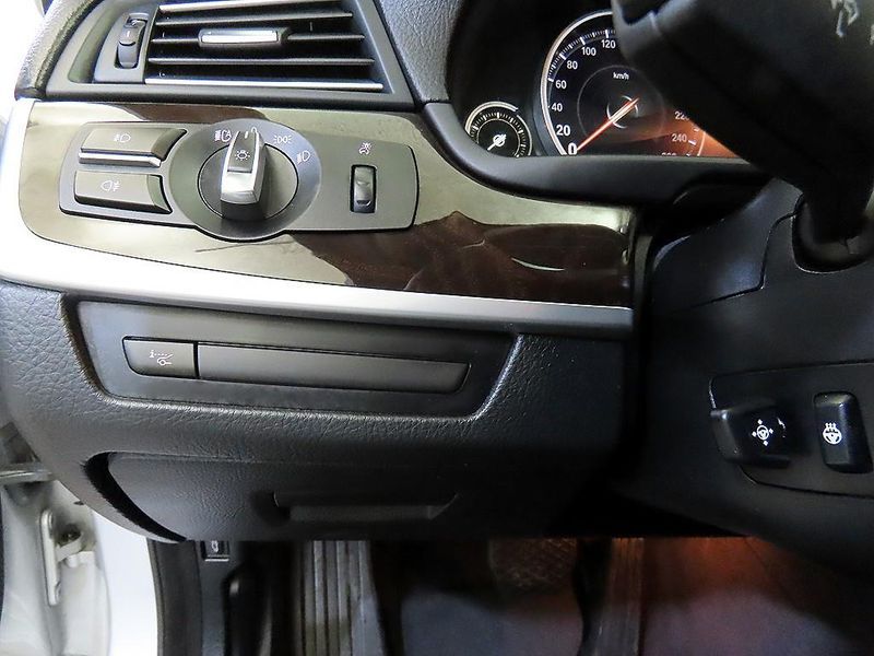 2013 BMW 5 Series 528i xDrive photo 14