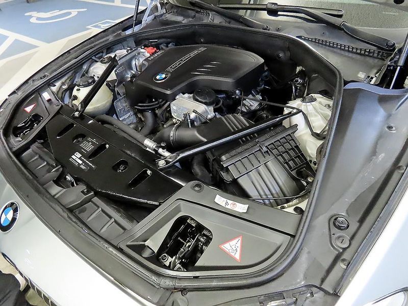 2013 BMW 5 Series 528i xDrive photo 19