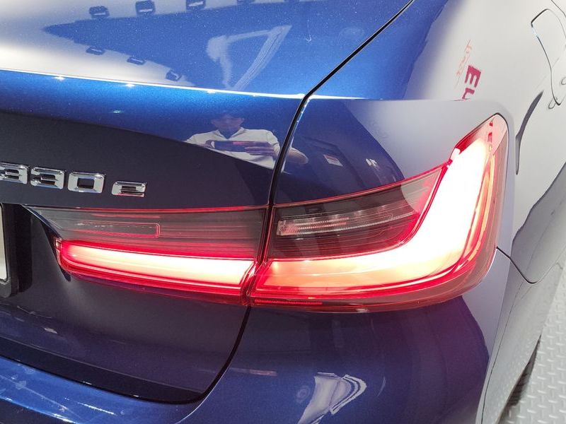 2020 BMW 3 Series 330e Luxury photo 23