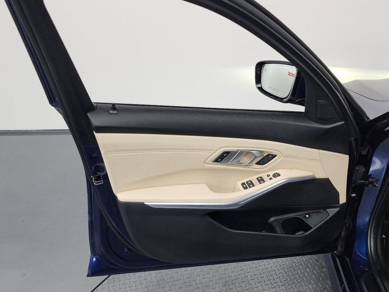 2020 BMW 3 Series 330e Luxury photo 24
