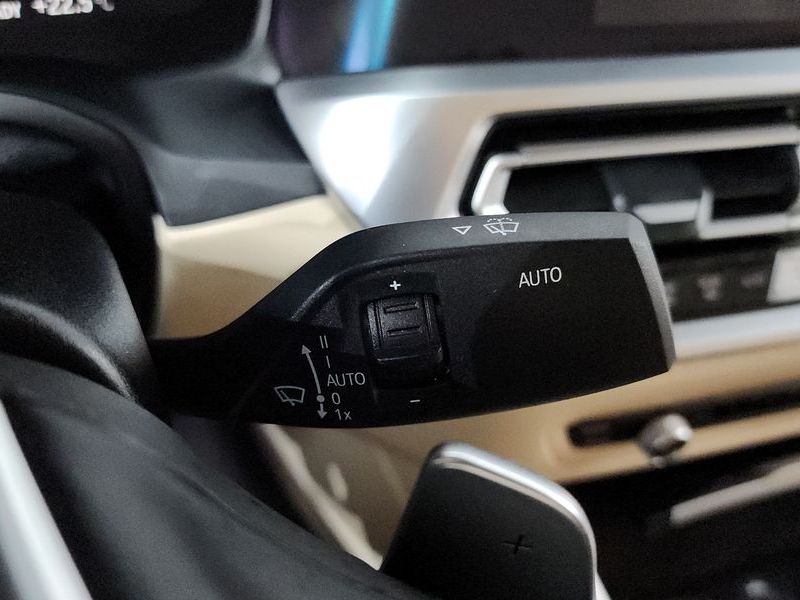 2020 BMW 3 Series 330e Luxury photo 29