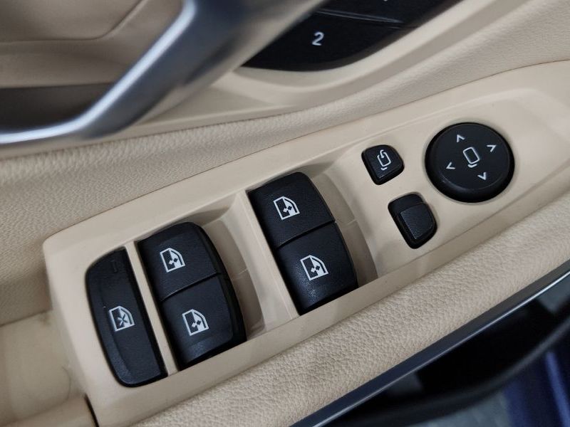 2020 BMW 3 Series 330e Luxury photo 30