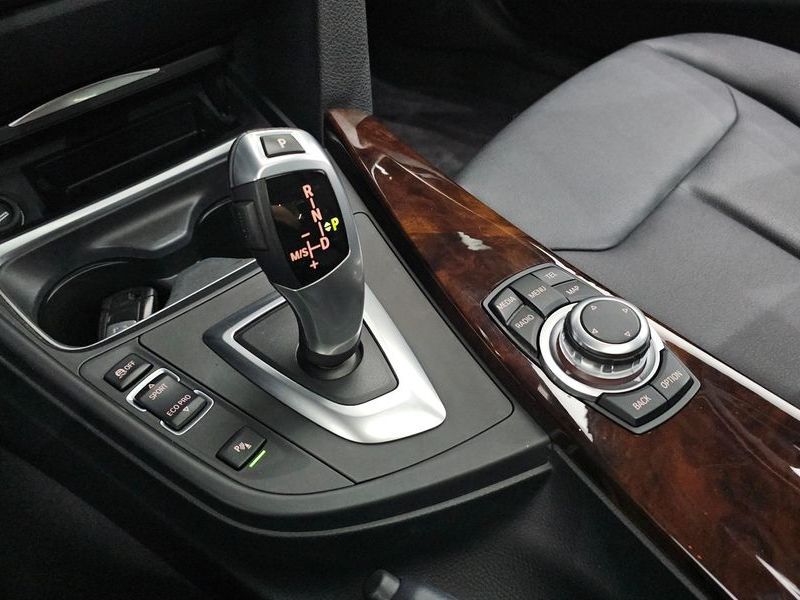2012 BMW 3 Series 320d photo 9