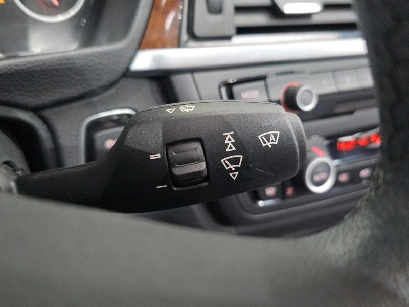 2012 BMW 3 Series 320d photo 14
