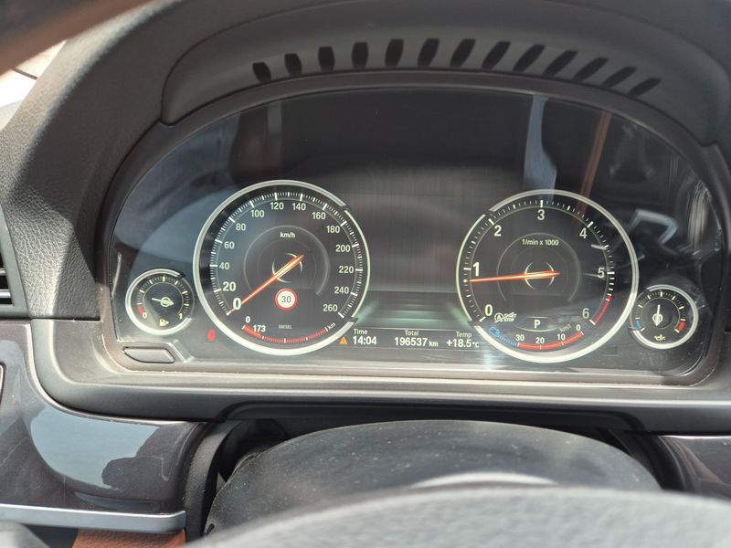 2014 BMW 5 Series 520d photo 9