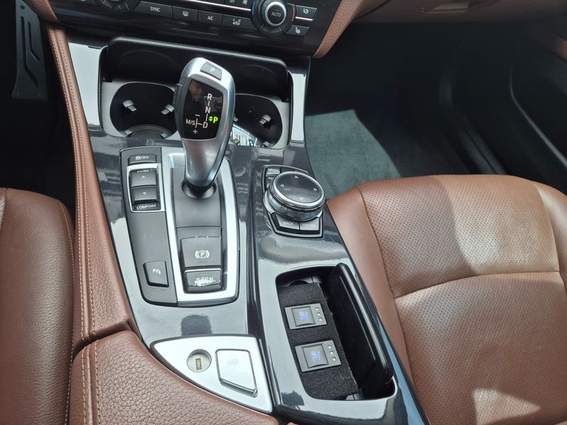 2014 BMW 5 Series 520d photo 14
