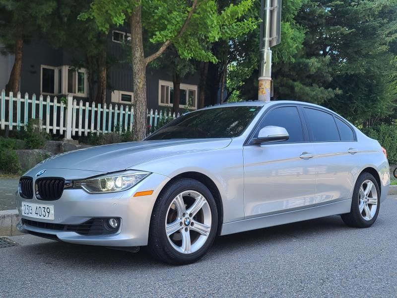 2013 BMW 3 Series 320i photo 1