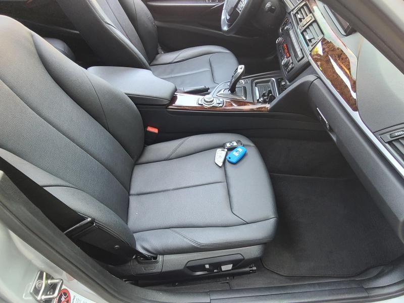 2013 BMW 3 Series 320i photo 12