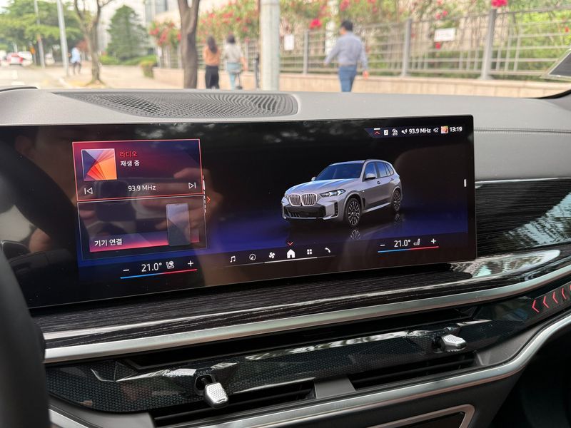 2026 BMW X5 xDrive 30d M Sport photo 9