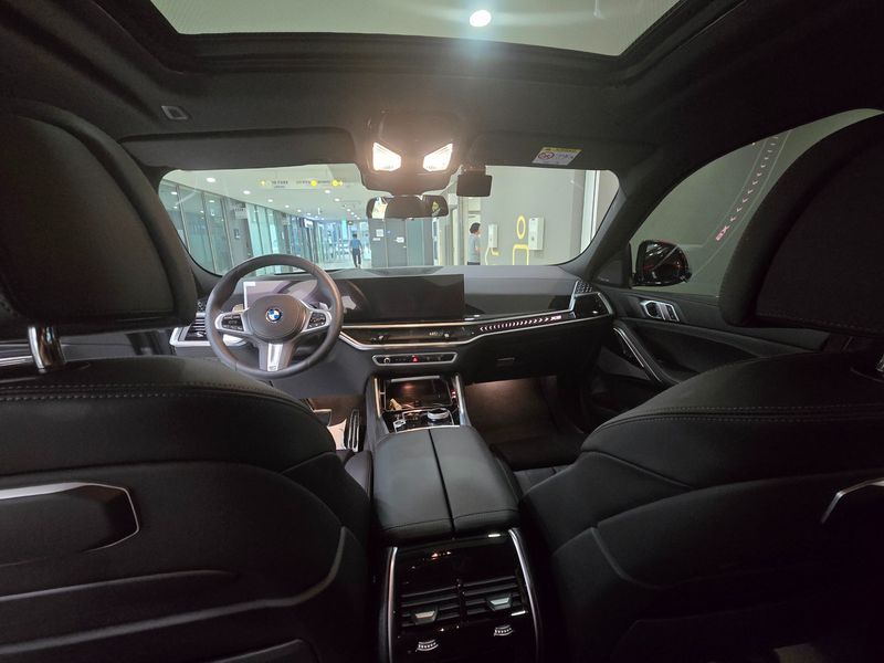 2026 BMW X6 xDrive40d M Sport Online Exclusive photo 7