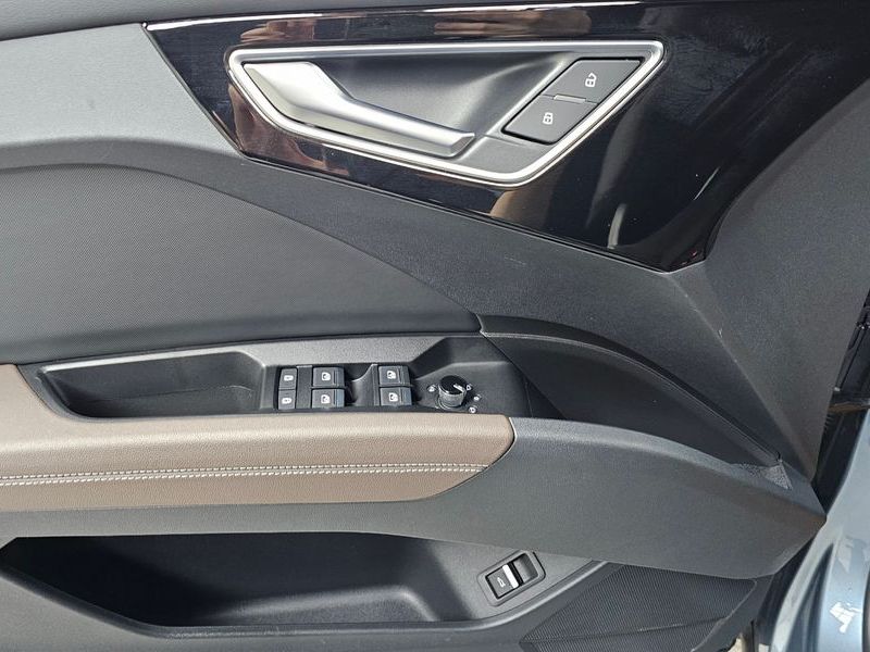 2022 Audi e-tron 40 Premium photo 27