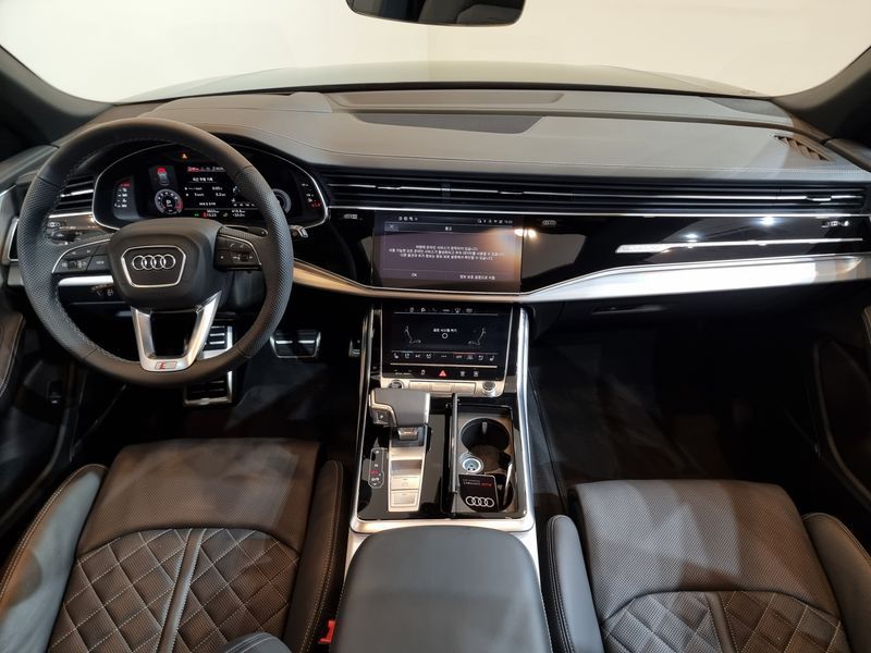 2025 Audi Q8 55 TFSI Quattro Premium photo 7