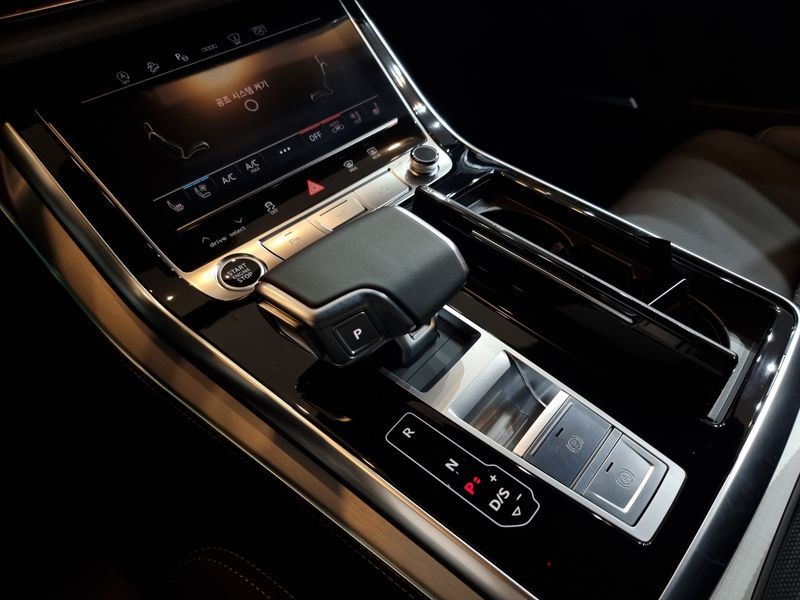 2025 Audi Q8 55 TFSI Quattro Premium photo 9