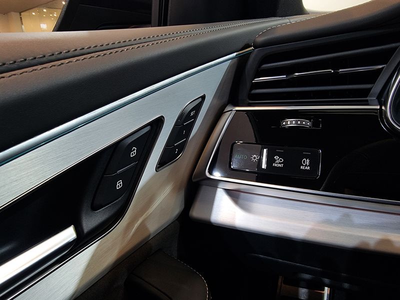 2025 Audi Q8 55 TFSI Quattro Premium photo 17
