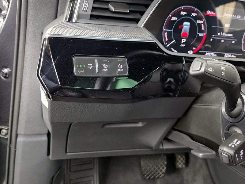2023 Audi e-tron S photo 16