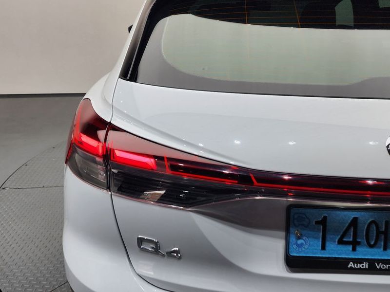 2023 Audi e-tron 40 photo 23
