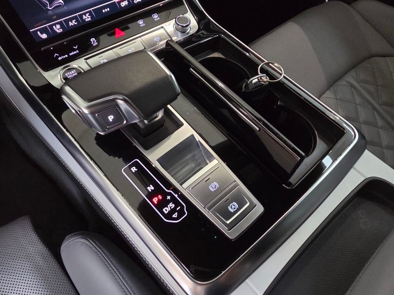 2023 Audi Q8 55 TFSI Quattro Premium photo 9