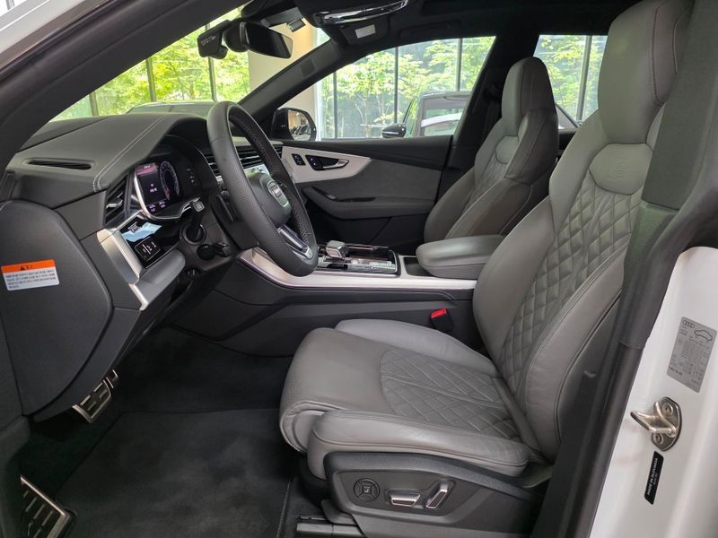 2023 Audi Q8 55 TFSI Quattro Premium photo 10