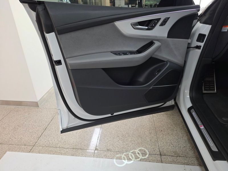 2023 Audi Q8 55 TFSI Quattro Premium photo 11