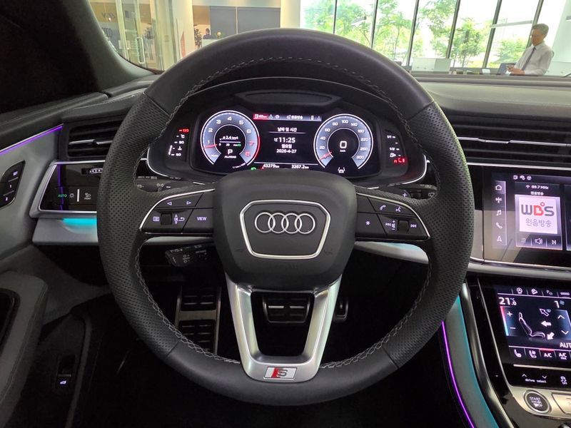 2023 Audi Q8 55 TFSI Quattro Premium photo 12