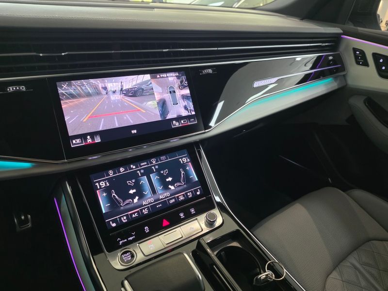 2023 Audi Q8 55 TFSI Quattro Premium photo 13