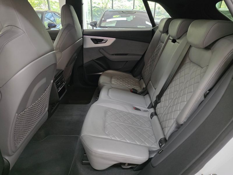 2023 Audi Q8 55 TFSI Quattro Premium photo 17