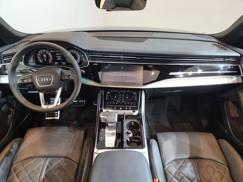 2025 Audi Q8 55 TFSI Quattro Premium photo 7