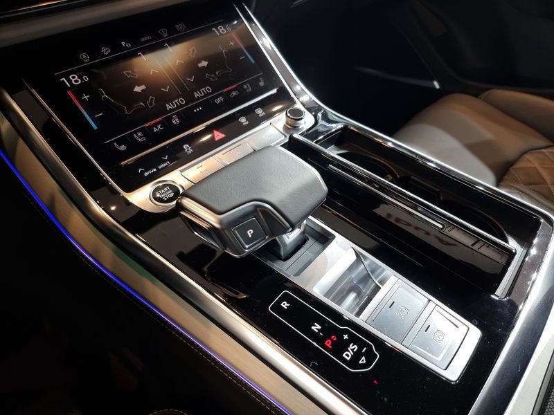 2025 Audi Q8 55 TFSI Quattro Premium photo 9