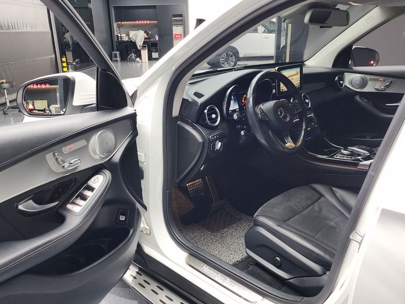 2019 Mercedes-Benz C-Class GLC300 4MATIC AMG Line photo 10