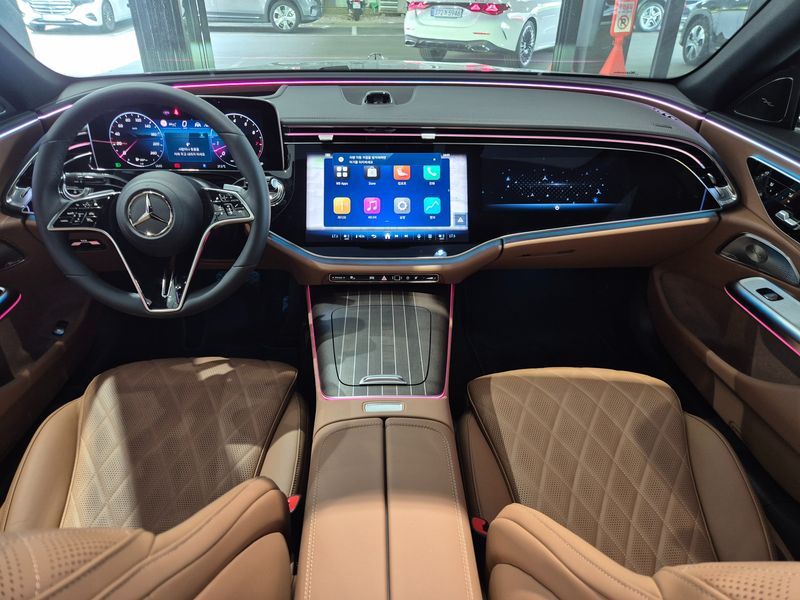 2026 Mercedes-Benz E-Class E450 4MATIC Exclusive photo 7