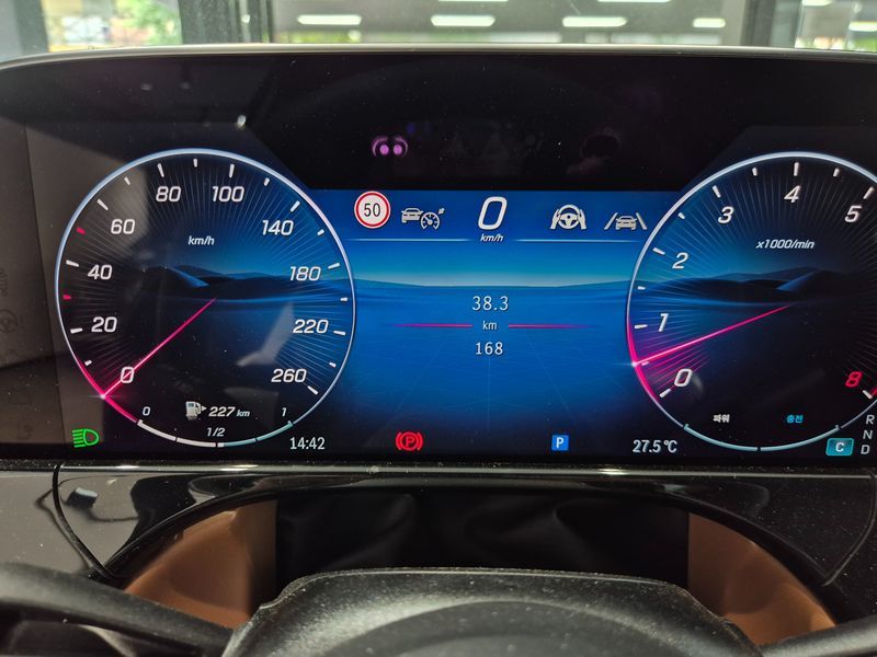 2026 Mercedes-Benz E-Class E450 4MATIC Exclusive photo 8