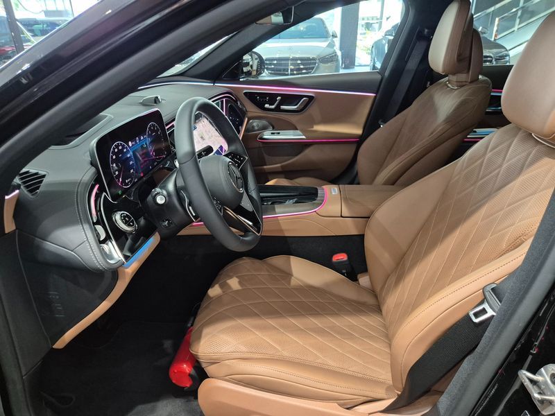 2026 Mercedes-Benz E-Class E450 4MATIC Exclusive photo 10