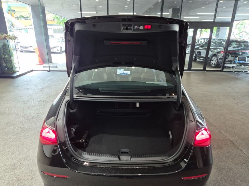 2026 Mercedes-Benz E-Class E450 4MATIC Exclusive photo 19