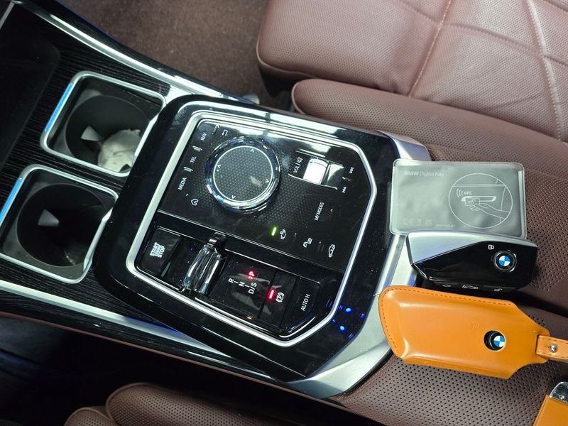 2025 BMW 7 Series 740d xDrive M Sport photo 9